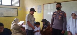 Polsek Pamarayan Laksanakan Pengamanan Vaksinasi Di SDN Panamping Kecamatan Bandung