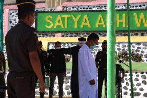 Di Hadapan Wakil Bupati, Tiga Penjudi Dan Pemabuk Dieksekusi Hukuman Cambuk