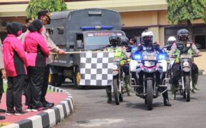 Kapolres Bersama Ketua Bhayangkari Cabang Pekalongan Kirimkan Bansos ke Korban Longsor di Lebakbarang