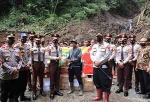Taruna AKPOL Berikan Bansos kepada Masyarakat Terdampak Bencana Tanah Longsor di Lebakbarang