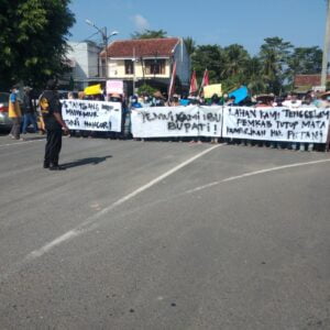 Masyarakat Desa Mekarjaya Bersama Kumala Gelar Aksi Damai Dan Do’a Bersama Di Depan Kantor Pemkab Lebak Akibat Dampak Galian C