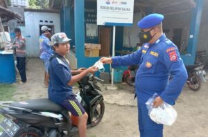 Ditpolairud Polda Banten Melakukan Kegiatan Bagikan Masker di Pesisir Saluran