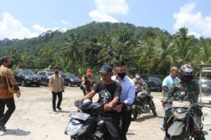 Dibonceng Sepeda Motor, Wagub Banten Terobos Hutan Bakal Taman Kehati