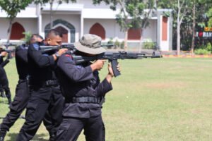 Tingkatkan Kemampuan, Satbrimob Polda Banten Latihan Menembak