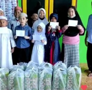 Dapat Bantuan Sembako dan Perlengkapan Sholat, Ratusan Anak Yatim Sampaikan Terimakasih Kepada Penggiat Sosial Ferdi S