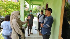 Dewi Aryani Serahkan Logistik dan Obat-obatan untuk Pengungsi Korban Banjir Desa Kalierang Brebes