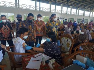 Kemendagri Bersama IPDN, TNI AL, Relawan Covid-19 dan Forkopimda Kendal Laksanakan Baksos Gebyar Vaksin