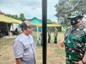 Korem 064/MY Bagikan Nasi Bungkus Kepada Warga Korban Banjir