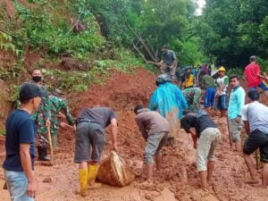 Prajurit Jajaran KOREM 064/MY “SIGAP” Mengatasi Bencana Banjir