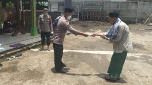 Edukasi Prokes, Polisi Bagi Bagi Masker Pada Jamaah Salat Jum’at