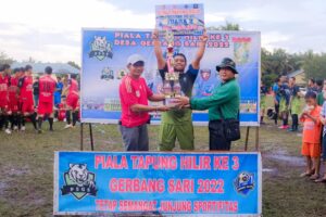 Jadi Media Center Piala Tapung Hilir Putaran III, Owner Sekaligus Pimpinan Media Berkesempatan Berikan Tropi dan Hadiah Kepada Juara II