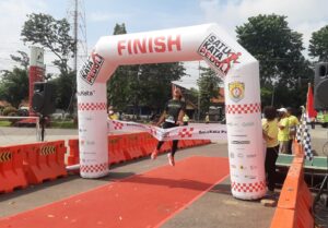 Pelari Putra Asal Bekasi Finish Pertama Lari Satu Kata Peduli Kendal 85 Km