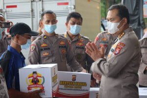 Polda Banten Bersama Yayasan Buddha Tzu Chi Indonesia Salurkan Paket Sembako Kepada Korban Bencana Banjir