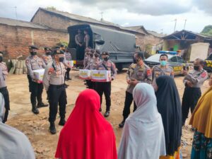 Peduli Korban Banjir, Ditsamapta Polda Banten Serahkan Bantuan Sembako