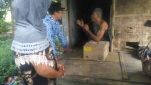 Camat Kecamatan Pamarayan Berikan Bantuan Sembako Kepada Rohim, Kakek Yang Hidup Sebatang Kara