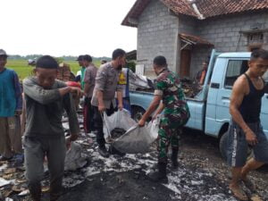 Polsek Cepiring Bersama Elemen Masyarakat Bahu Membahu Bantu Korban Kebakaran