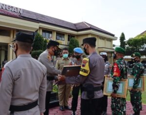 Babinsa, Bhabinkamtibmas dan Nakes Kabupaten Pekalongan Terima Penghargaan