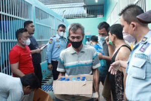Peduli Kesehatan, Rutan I Medan Kanwil Kemenkumham Sumut Bagikan Sabun Cair Kepada Warga Binaan