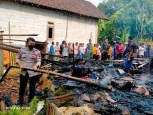 Pasca Kebakaran, TNI Polri Bersama Warga Bersihkan Puing Puing