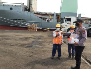 Polsek Kskp Banten Melaksanakan kegiatan Bagi Masker di Pelabuhan Pelindo