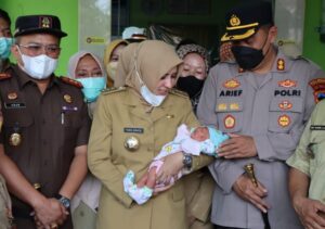 Kapolres Bersama Forkopimda Kabupaten Pekalongan Jenguk Bayi yang Dibuang Ibunya