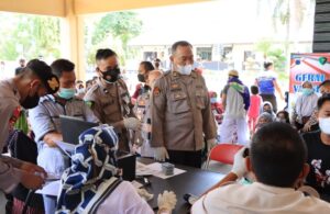 Polres Pekalongan Gelar Vaksinasi Massal dan Penyerahan Bantuan BTKLWN