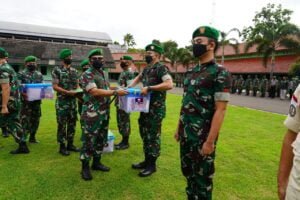 Jelang Hari Raya Idul Fitri, Secara Simbolis Danrem 064/MY Bagikan Bingkisan Lebaran