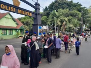 Denpom III/4 Serang Berbagi Takjil Gratis Kepada Masyarakat