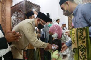 Wagub Andika & Keluarga Shalat Idul Fitri di Mesjid Raya Provinsi Banten