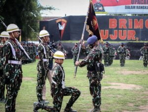 Sambut Kedatangan Dansat Baru, Satuan Brimob Polda Banten Gelar Tradisi Upacara Serah Terima Dhuaja