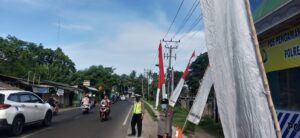 Personil Pospam 6 Polsek Anyer lakukan Pengaturan di Jalur Wisata