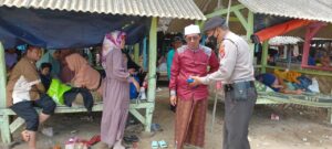 Ciptakan Kondisi Nyaman Personel Ditpamobvit Polda Banten Berikan Imbauan Kamtibmas Kepada Pengunjung Pantai Karang di Anyer