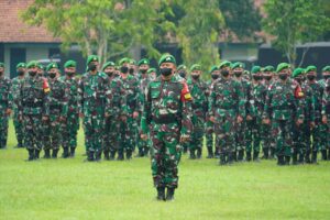 Danrem 071/Wijayakusuma Hadiri Upacara Pengantar Tugas Satgas Pamwil Obvitnas PT. Freeport Indonesia Yonif 405/SK