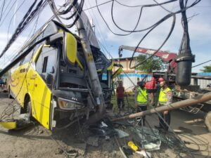 Diduga Sopir Mengantuk, Bus Setia Negara Tabrak Tiang Listrik