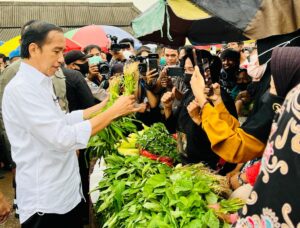 Presiden Bagikan Bansos dan Cek Harga Minyak Goreng di Pasar Baros