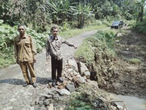 Pak Presiden, Pak Gubernur Banten, Dan Ibu Bupati Lebak, Tolong Jembatan Selokan Cidurian Di Kecamatan Maja Rusak Parah