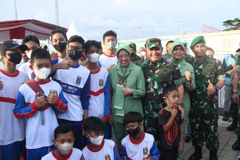 Momen Indah Kasad Sapa Anak-Anak Sekolah dan Berswafoto Bersama di Sela-Sela Kunjungan Kerja