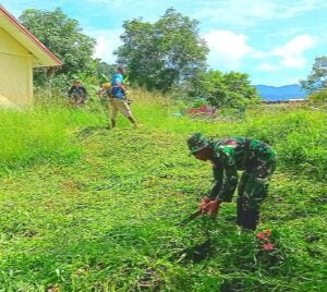 Jum’at Bersih, Satgas Pamtas Yonif Raider 142/KJ Giat Bersih-bersih Lingkungan Sekolah