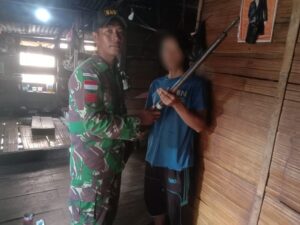 Pos Guntembawang Satgas Pamtas RI-MLY Yonif 645/GTY Terima Senjata Api Rakitan Jenis Lantak Dengan Sukarela Dari Warga Perbatasan