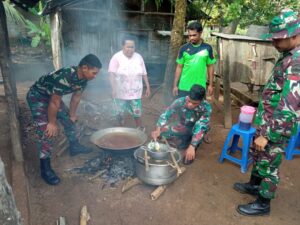 Prajurit Rajawali di Perbatasan Papua Dampingi Warga Buat Minyak Goreng Tradisional Berbahan Kelapa