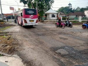 Jalan di Pintu Rel Kereta Api Leuwiranji dan Citeras Rusak di Keluhkan Masyarakat, Pospera Lebak Angakat Bicara