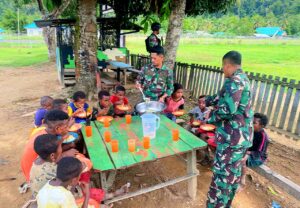 Satgas Pamtas Yonif Raider 142/KJ Lakukan Ini, Anak-anak di Papua Tersenyum Lepas