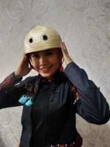 Kadis Disporabudpar Tangerang Apresiasi Inovasi Helm Anyaman Bambu