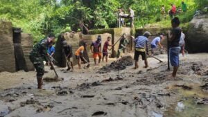 Satgas Pamtas RI-Malaysia Yonif 645/Gty Karya Bhakti Bersama Warga Perbatasan Pembersihan Saluran Air PLTA