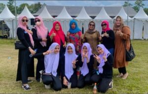 Kepala UPT Dra Hj Irnawati MM Tinjau Gladi Resik Tari Multi Etnik Siswa SMPN 7 Di Cadika Pramuka