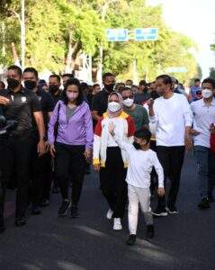 Momen Presiden Jalan Santai di Lokasi CFD bersama Jan Ethes