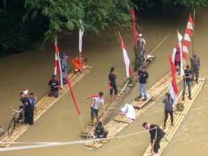 Sambut HUT RI Ke-77, Warga Desa Pasirbitung Gelar Lomba Di Hamparan Sungai Ciberang