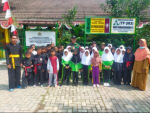 Sambut HUT RI Ke-77 Koramil 0602-05 Cipocok Jaya, Serahkan Bantuan Bendera Merah Putih