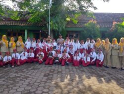 Jadi Pembina Upacara di SDN II Penaruban, Ini Arahan Bhabinkamtibmas Polsek Weleri