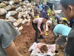 Gotong Royong Bhabinkamtibmas, Babinsa dan Warga Kerja Bakti Membersihkan Senderan Longsor